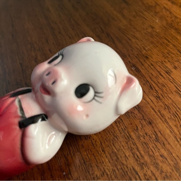 Vintage anthropomorphic Pig salt and pepper shakers wearing overalls. Ceramicc - Picture 9 of 10